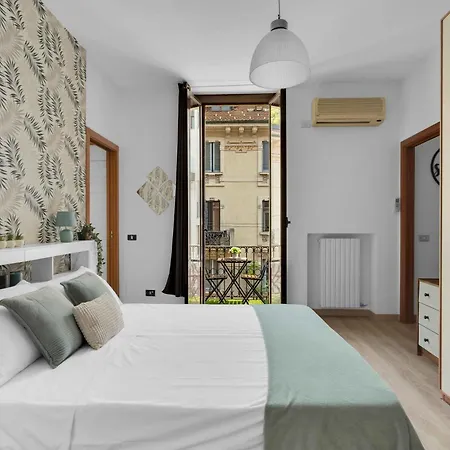 New! Stylish 3-person Flat By Metro M3 & Sunny Balcony דירה מילאנו