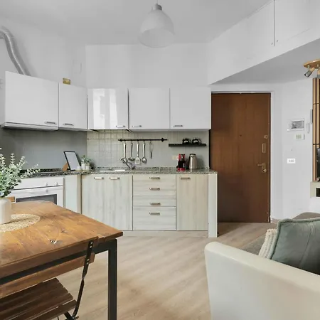 New! Stylish 3-person Flat By Metro M3 & Sunny Balcony מילאנו